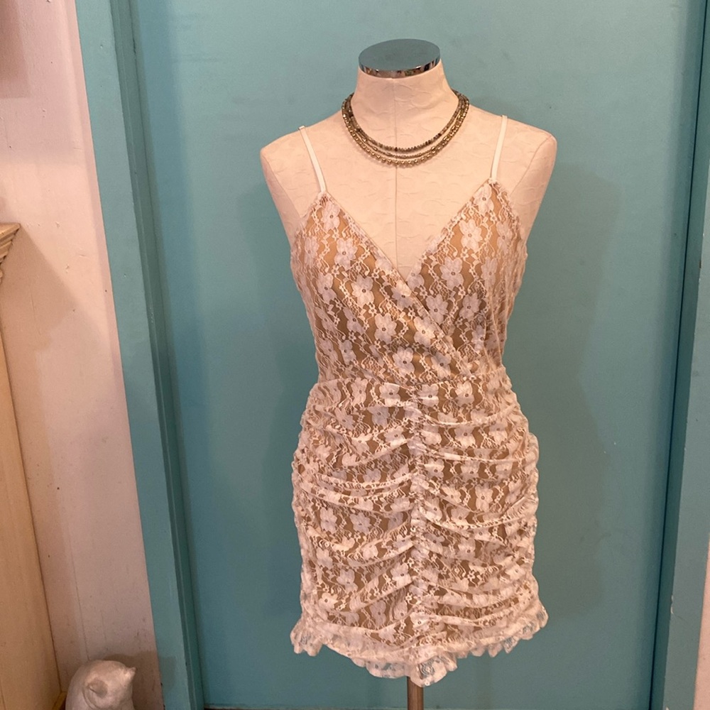 BLOW OUT SALE!Lulus gathered Lacey spaghetti strap dress. Size L.good condition.